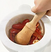 Paprika, Chillies im Mörser mit Knoblauch zerreiben, Step 1