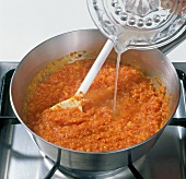 Paprika, Chilisauce kocht in Kasserole, Zitronensaft, Step 4