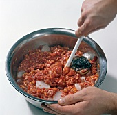 Paprika, Consomme, Fleisch mit Eiweiß mischen, Klarifikation, Step6