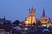 Angestrahlte Kathedrale von Lausanne , Hauptstadt des Kantons Waadt.