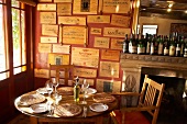Südafrika, Weingut Ken Forrester, Tisch im Restaurant des Gutes
