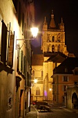 Kathedrale von Lausanne am Ende einer Strasse, abends, angestrahlt.X