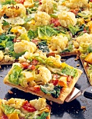 Gemüse-Pizza mit Wirsing, Blumenkohl und Paprika auf Blech, geschnitten