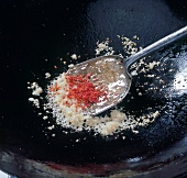 Paprika, Knoblauch, Ingwer- wurzel un Chillies andünsten, Step 2