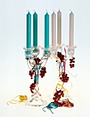 Kerzen in Blau und Rosa in Kärzenständer aus Glas, Schmuck rot