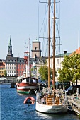 Schiffe auf dem Frederiksholms Kanal in Kopenhagen.