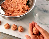 Kürbis-Kartoffelcremesuppe, Step1, Hackbällchen mit Händen formen
