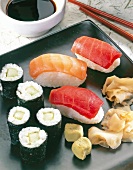 Sushi mit Lachs, Thunfisch, Wasabi, Gurke und Yaki-Nori