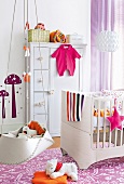 Babyzimmer in Weiß mit Details in Violett, Schrank, Kinderbett