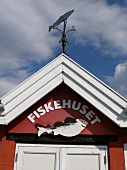 Schild am Haus des "Fiskehuset", Fischhaus in Dänemark.