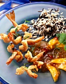 Riesengarnelen mit Mangosauce und Reis auf Teller