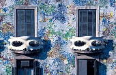 Casa Batlló mit Balkongeländer in Masken-Optik in Barcelona