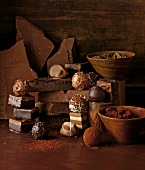 Verschiedene Pralinensorten und Schokoladenstücke