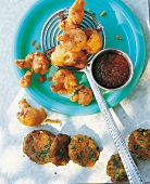 Indien - Blumenkohl in Kichererbsenteig und Kartoffelplätzchen