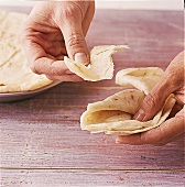 Indien - Indische Tischmanieren, Step1, Stück Brot abreißen