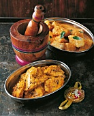 Indien: Bengalisches Fisch-Curry und Pfefferfisch, gelb