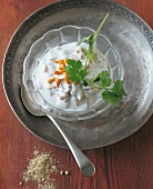 Indien - Joghurt mit frittierten Perlen in Schälchen, Koriandergrün