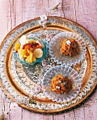 Indien - Obstsalat und MöhrenPudding in Schälchen, Ornamente