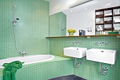 Badezimmer in Grün und Weiß, Riesenspiegel, Badewanne