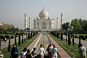 Indien, Agra, Touristen stehen vor dem Taj Mahal