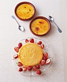 Spanien - Crema catalana und Orangenflan mit Erdbeerhälften