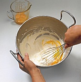 Buch der Kuchen und Torten: Step 1: Teigmasse schaumig schlagen