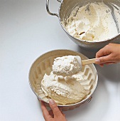 Buch der Kuchen und Torten: Step 4: Masse in Form füllen