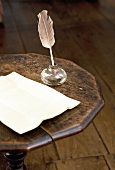 Holztisch mit Papier und Feder in Jane Austen's House