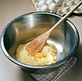 Das große Buch der Desserts: Brandteig, Step 3, Ei in Teig geben