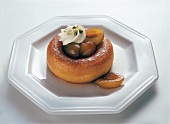 Das große Buch der Desserts: Pflaumen-Savarin auf Teller