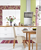 Ausschnitt einer Küche Romantisch: Violett & Grün