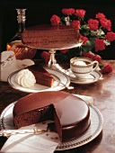 Buch der Kuchen und Torten: Sachertorte, rote Rosen