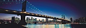 East River und Manhattan Bridge, Nacht, New York beleuchtet