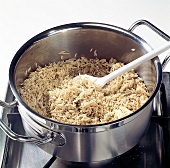 Reis, Naturreis im Kochtopf umrühren, Kochlöffel, Step 5