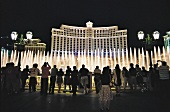 Wasserspiele vor Bellagio in Las Vegas, Nacht, Springbrunnen