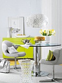 Tisch aus Metall und Drehstühle im Zimmer in Grau und Grün, Glanz