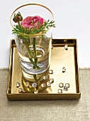 Glas mit Rose und SwarowskiKristalle auf Tablett in Gold