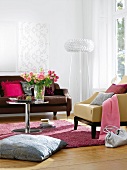 Wohnzimmer in Weiß, Pink, Braun und Beige, Sitzmöbel aus Leder