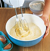 Muffins, Step2, Muffinteig mit Handrührgerät rühren