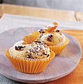 Muffins, Muffins mit Trockenfrüchten auf Teller, Puderzucker