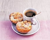 Muffins, Birnen-Crumble-Muffins mit Kaffee auf Teller