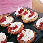 Muffins, Johannisbeer-Muffins mit Baiserhaube in Form, rot