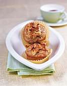 Muffins, Apfel-Muffins mit Mandel-Sesam-Krokant in Schälchen