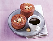 Muffins, Macadamia-Muffins mit Ingwer und Kaffee auf Teller