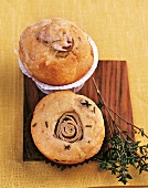 Muffins, Oliven-Muffin und Artischocken-Muffin auf Holzbrett