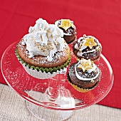 Muffins, 2 Sorten Muffins weihnachtlich verziert, Glasteller
