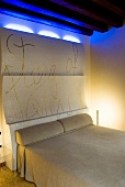Hotel "Domus Orsoni", Doppelbett beige, Beleuchtung in Violett