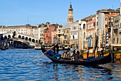 Gondel vor Fassaden am Canal Grande in Venedig, Wasser, Verkehr