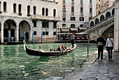 Gondel im Canal Grande in Venedig, Fassaden weiß