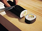 Reis, Sushi: Maki-zushi mit Mes -ser in Stücke schneiden, Step 5